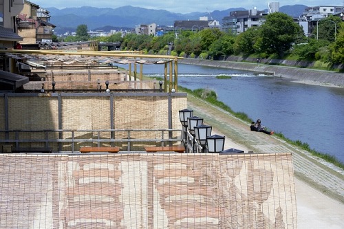京都鴨川の納涼床